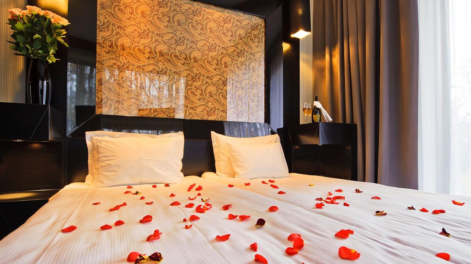 Platinum Palace Boutique Hotel Breslávia Exterior foto A bed with rose petals