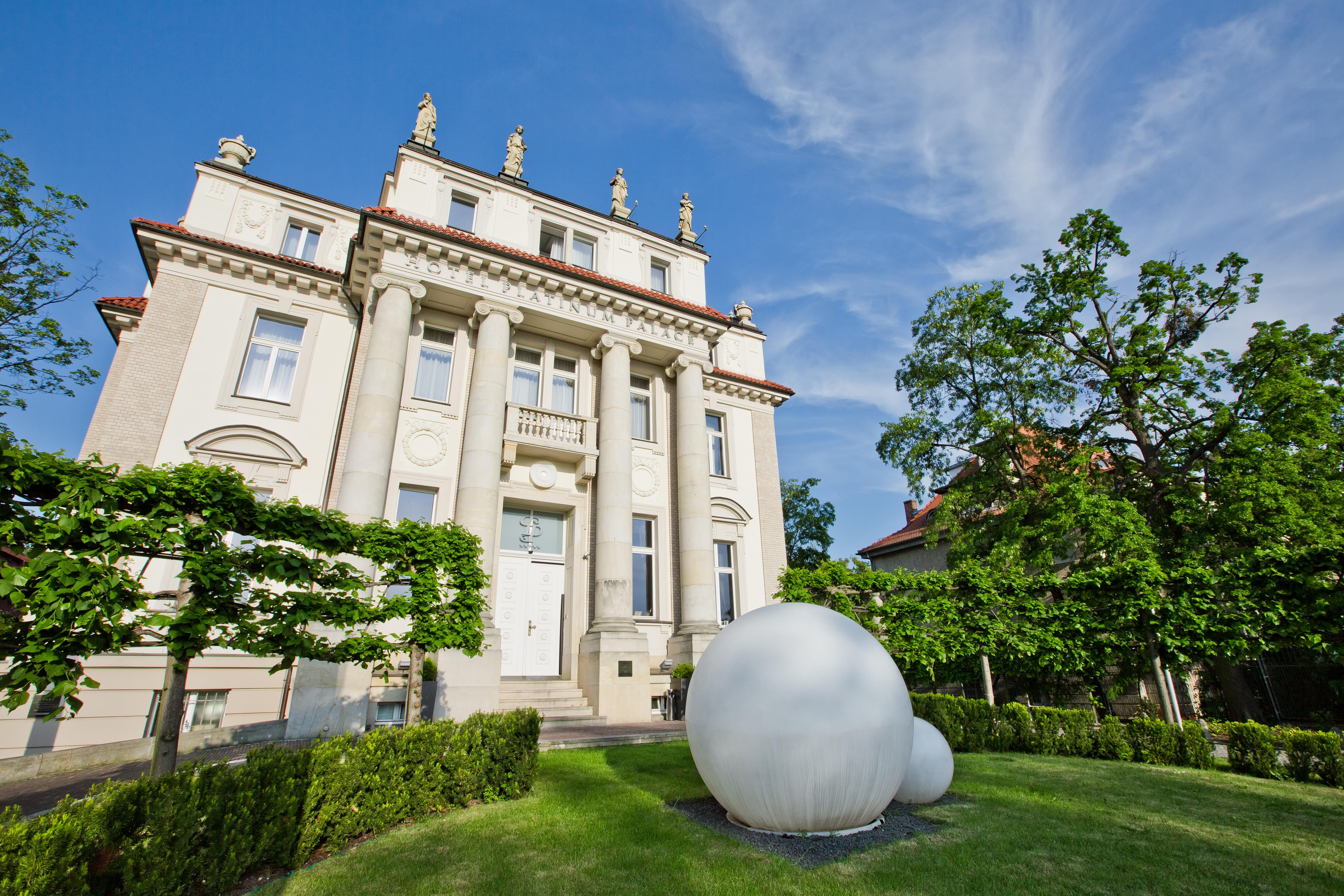 Platinum Palace Boutique Hotel Breslávia Exterior foto The main building of the university