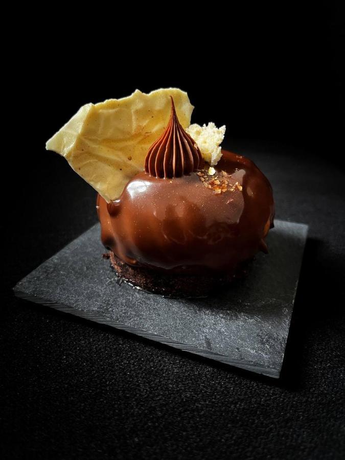 Platinum Palace Boutique Hotel Breslávia Exterior foto A chocolate dessert