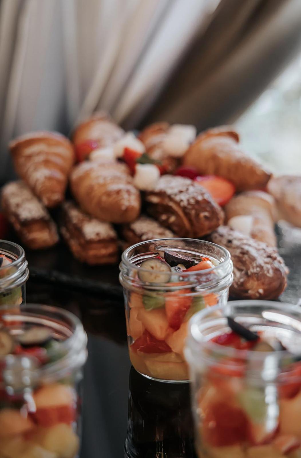 Platinum Palace Boutique Hotel Breslávia Exterior foto A selection of pastries and fruit