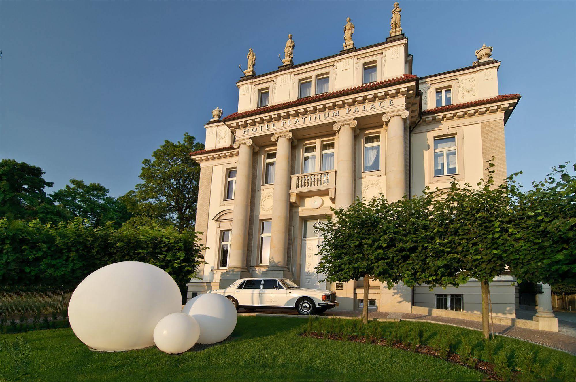Platinum Palace Boutique Hotel Breslávia Exterior foto The main building of the Academy