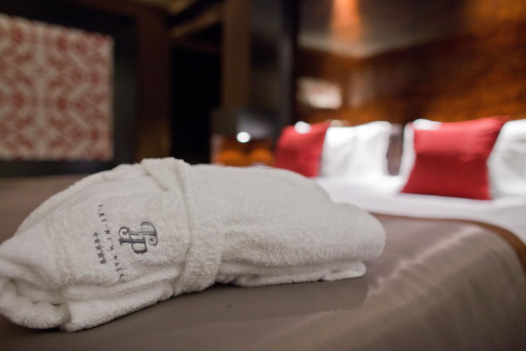 Platinum Palace Boutique Hotel Breslávia Exterior foto A folded bathrobe
